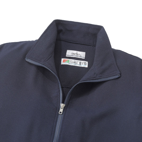 シンプルなファスナー襟