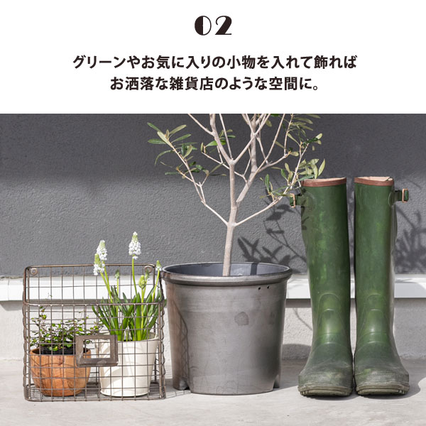 グリーンやお気に入りの小物を入れて飾ればお洒落な雑貨店のような空間に