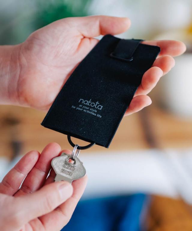 キーケース キーホルダー 鈴形 ベル型 黒 コンパクト アウトドア