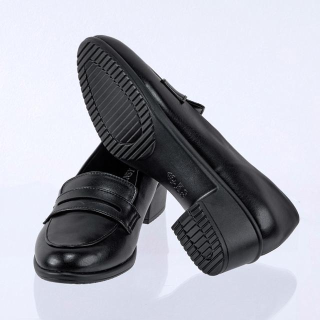 軽量で歩きやすいソールを採用