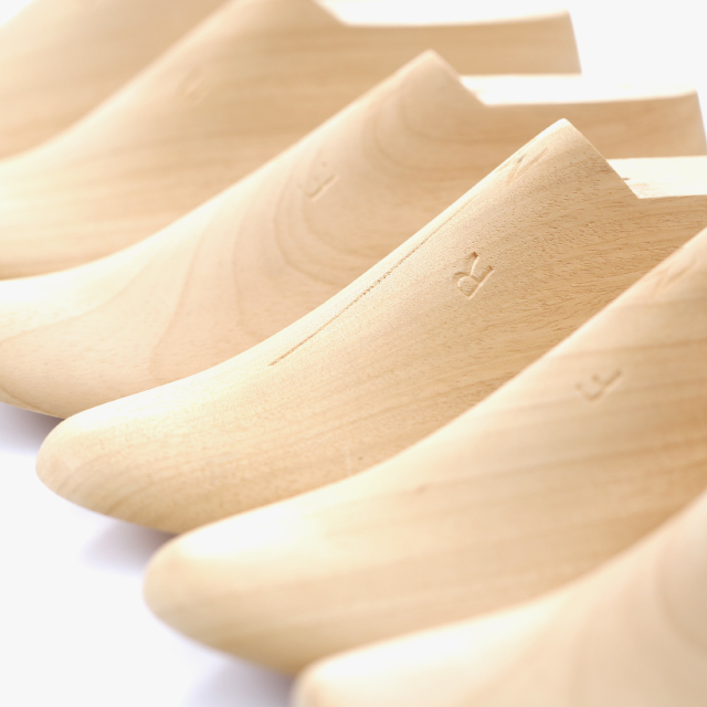 靴の木型を使って成型したルームシューズ