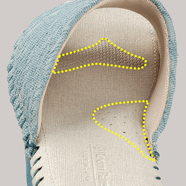 足裏が疲れない中敷を採用