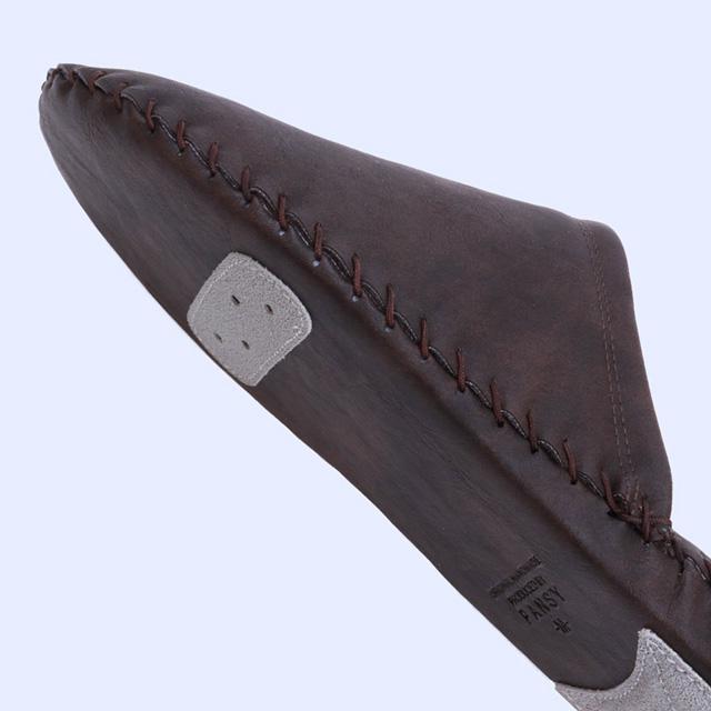 【ポイント2】足に優しい素材を吟味し、1足1足手作りで縫い上げていく手縫い製法で仕上げているから足へのなじみも良く履き心地も大変ソフトです。