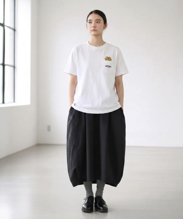 CHUMS アンチバグファストフードポケットTシャツ レディース着用 明るい室内 正面イメージ