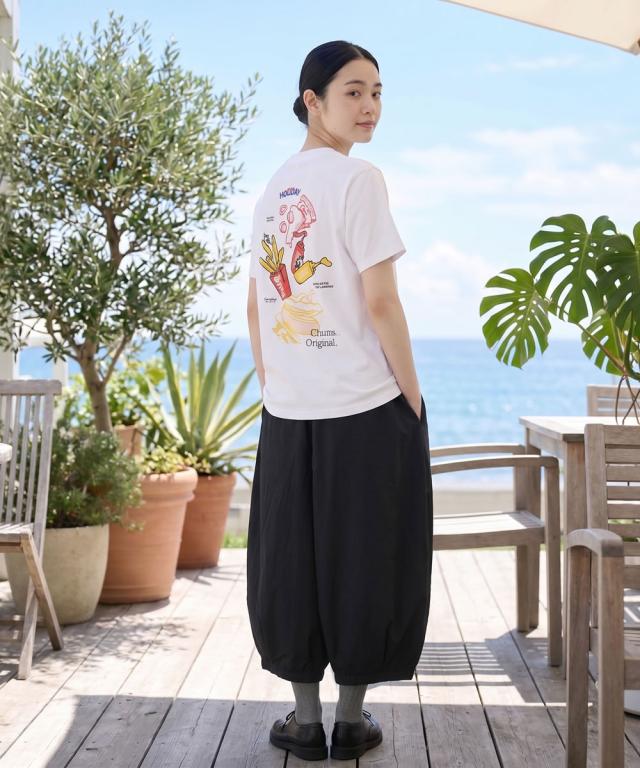 CHUMS アンチバグファストフードポケットTシャツ メンズ着用 カフェでの着用シーン