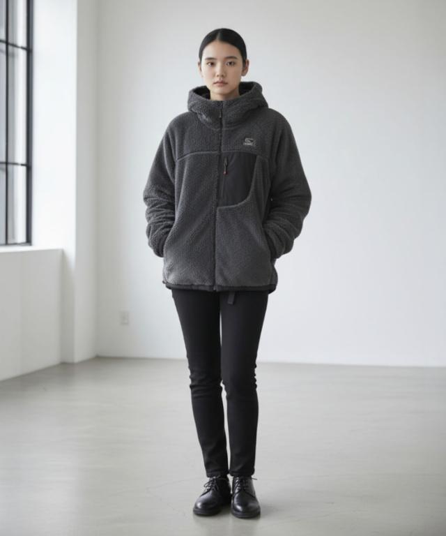 CHUMS リバーシブルパーカー レディース着用 チャコールフリース面 室内イメージ