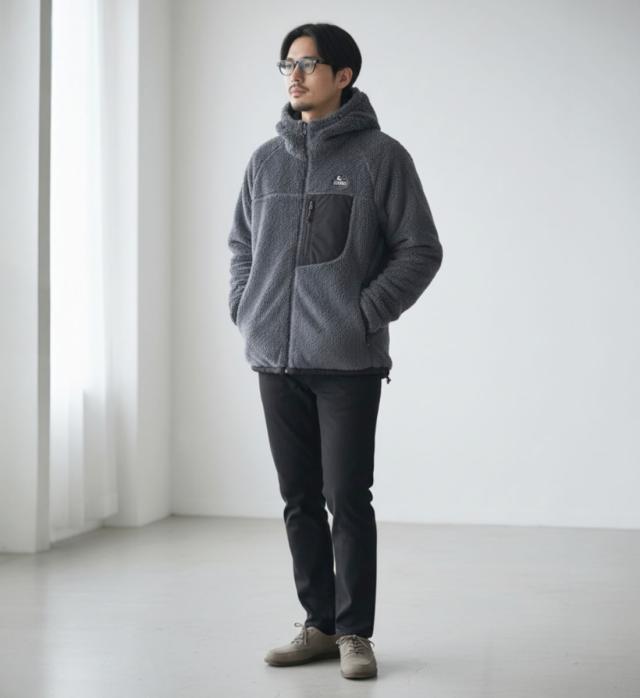 CHUMS リバーシブルパーカー メンズ着用 チャコールフリース面 室内コーデ