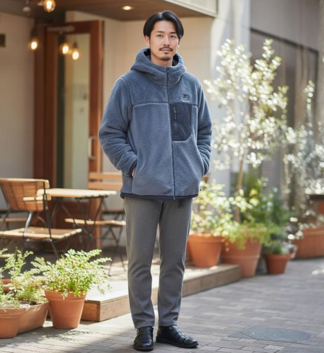 CHUMS リバーシブルパーカー メンズ着用 インディゴフリース面 屋外コーデ