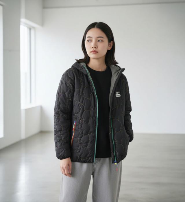 CHUMS ブービーステッチパデッドパーカー レディース着用 明るい室内 正面イメージ