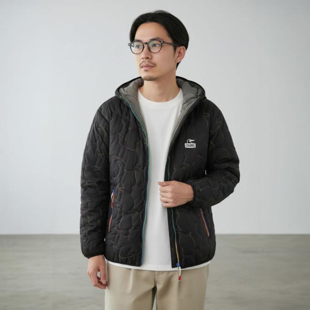 CHUMS ブービーステッチパデッドパーカー メンズ着用 白T×ベージュパンツ コーデ例