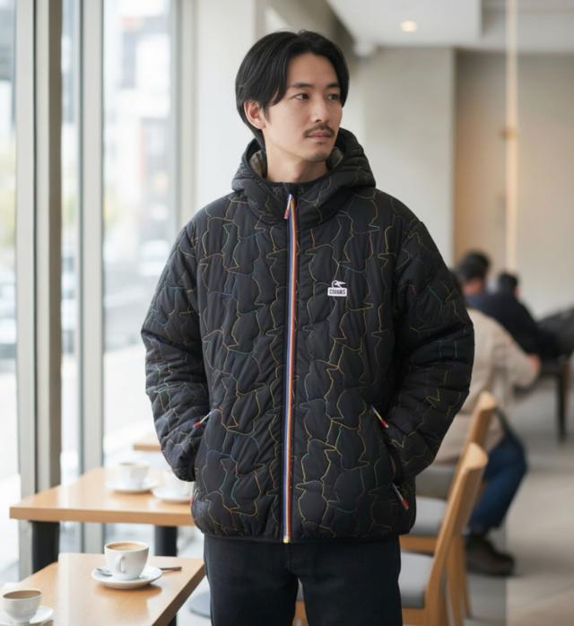 CHUMS メンズ着用 ブービーステッチパデッドパーカー カフェでの着用シーン ブラック