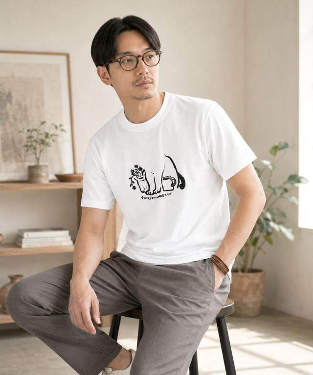 Tシャツのフロントに施された、猫の足元を描いたオリジナルイラストプリントのグラフィック拡大。