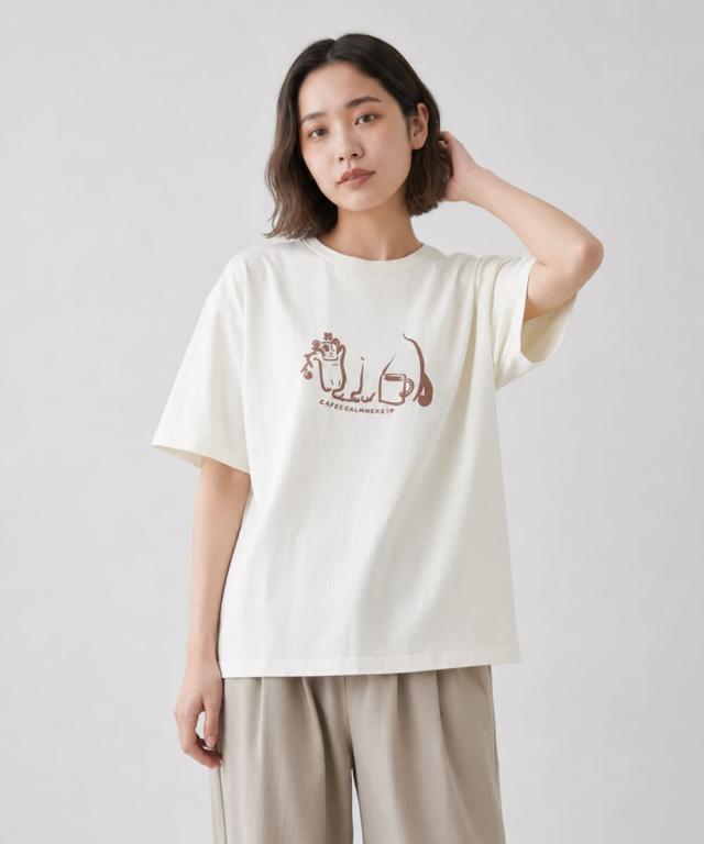 身長158cmの女性モデルによるGOOD ON Tシャツ(P-ナチュラル、Lサイズ)のゆったりとした着用シルエットとサイズ感。