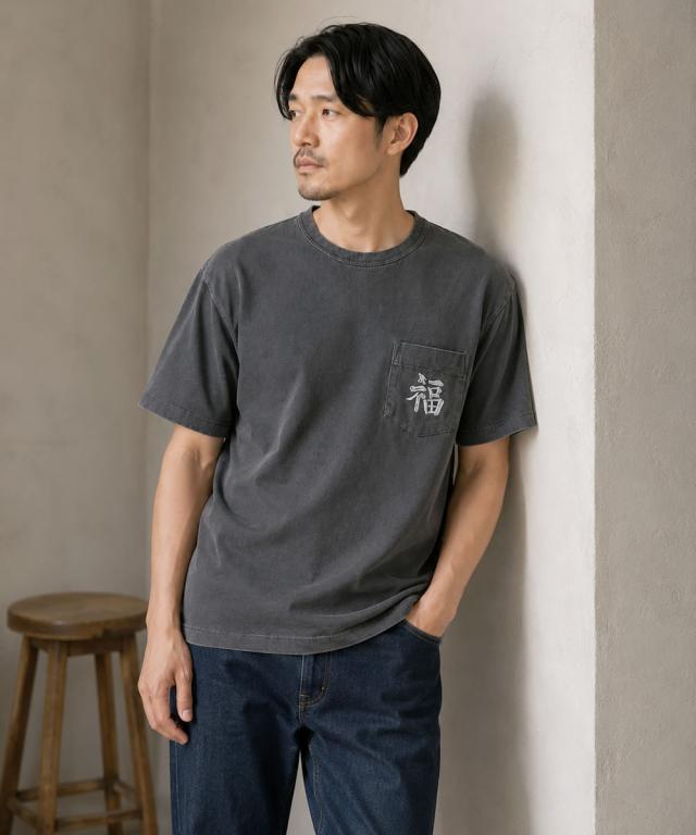 背面にプリントされたインパクトのあるクラックスカルデザイン詳細