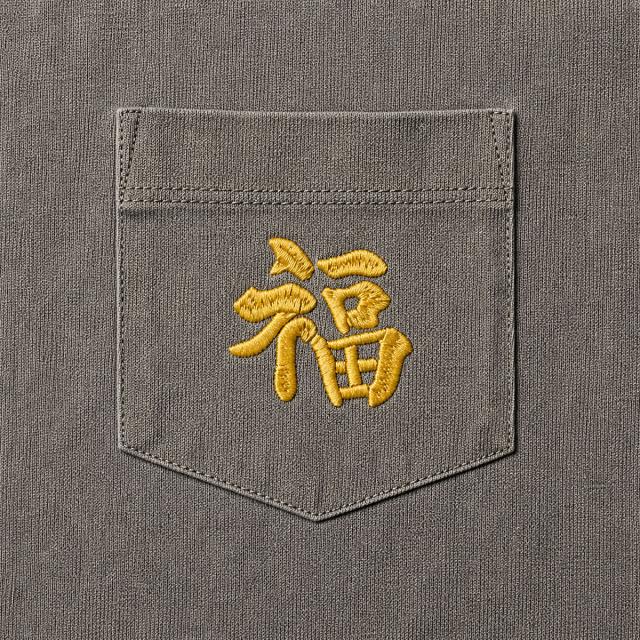 首元のリブ部分とピグメント加工による色褪せ感の詳細