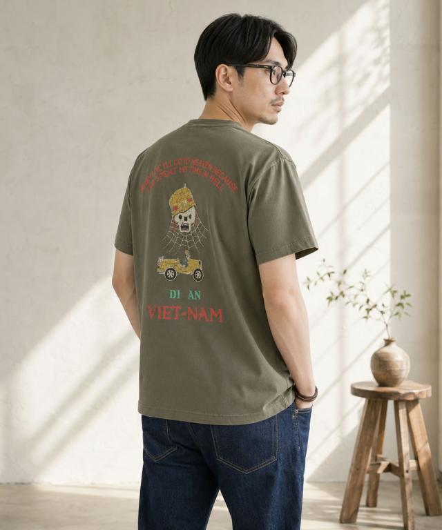 スカルプリントTシャツ 胸元のデザイン詳細とブランドタグ