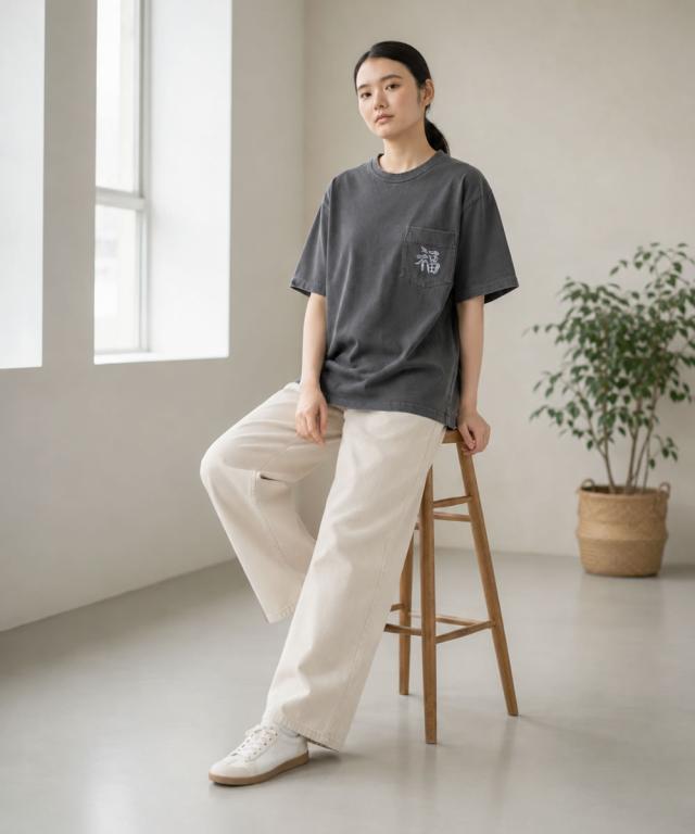 HOUSTON ピグメントTシャツ 屋外でのカジュアルコーディネート例