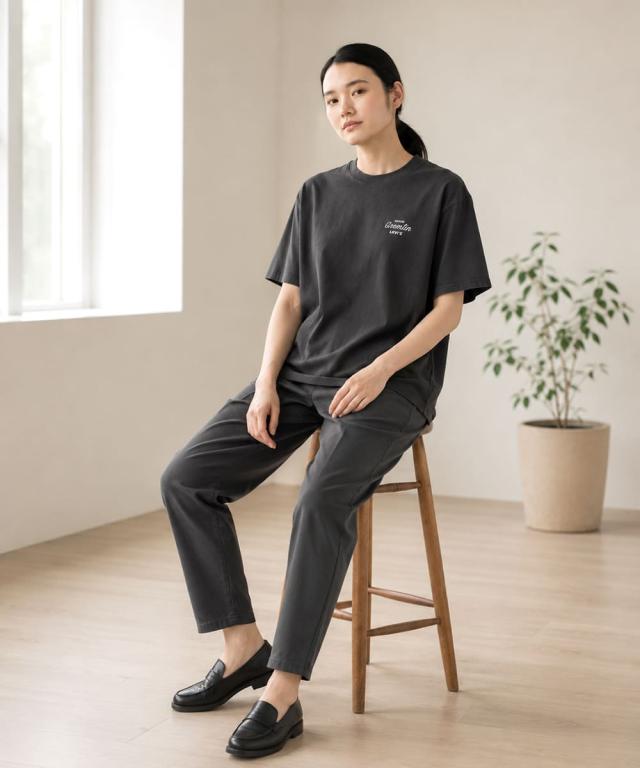 リーバイス グラフィックボックスTシャツ ブラックとカジュアルボトムスを合わせたデイリーユースな着こなし