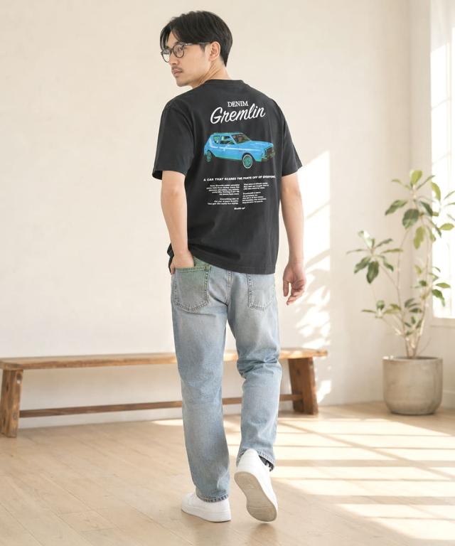 リーバイス グラフィックボックスTシャツ ブラックを着用した男女のカジュアルなリラックスコーディネート