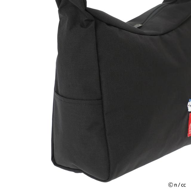 ショルダーベルトを短めに調節して体にフィットさせたバッグの着用スタイル