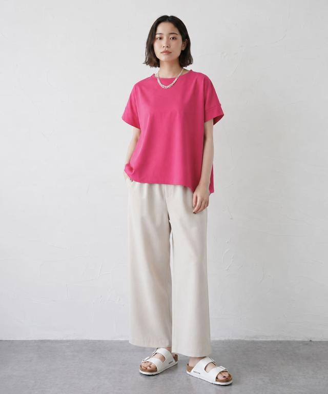 チャコールグレーのミナミシャツを着用した女性の全身コーディネート
