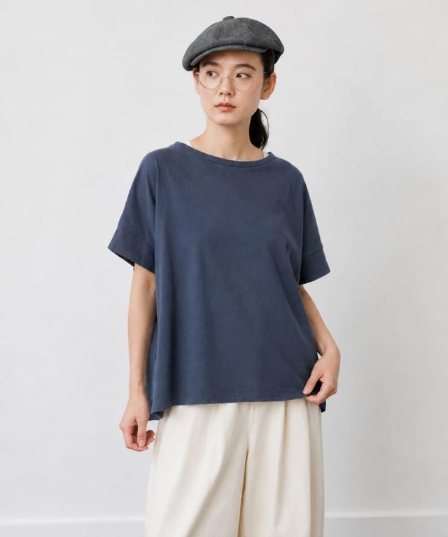 ブラックのミナミシャツを着用した女性の全身コーディネート