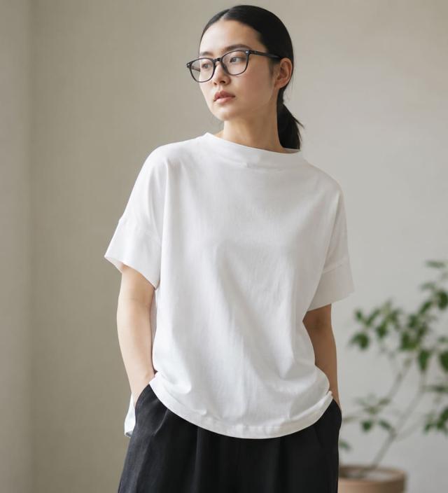 ライトグレーのミナミシャツを着用した女性の全身コーディネート