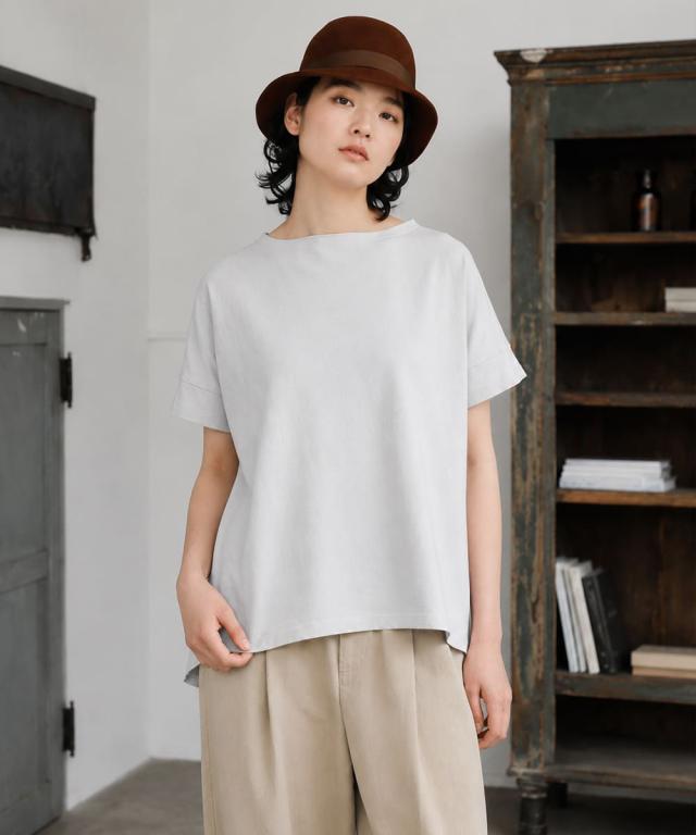 ピンクのミナミシャツを着用した女性の全身コーディネート