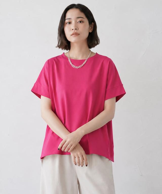 レッドのミナミシャツを着用した女性の全身コーディネート