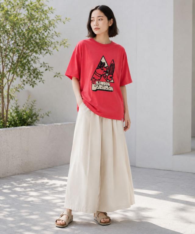 ブラックのプリントTシャツにオリーブグリーンのカーゴパンツを合わせたコーディネートの全身画像