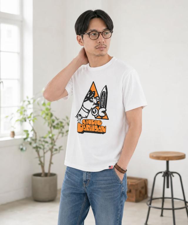 レッドのプリントTシャツにブルーデニムを合わせた男性モデルのカジュアルな着こなし