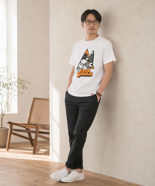 レッドのプリントTシャツを着用した男性モデルの背面姿。背中のワンポイントプリントの配置が確認できる