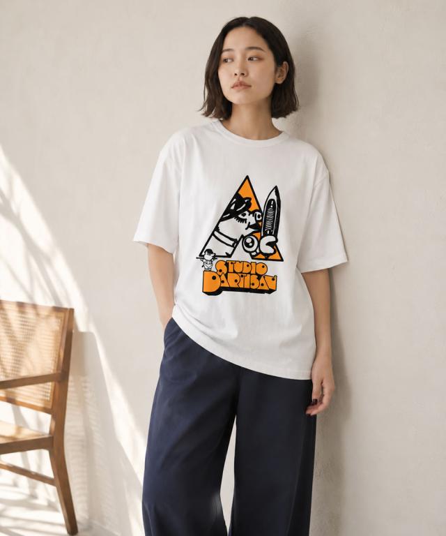 ブラックTシャツの胸元プリントの拡大と、コシのあるUSAコットン生地の表面質感がわかるディテール画像