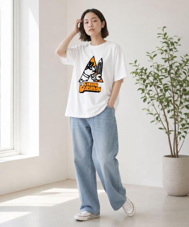 ブラックTシャツの背面にプリントされたブランドロゴの拡大画像