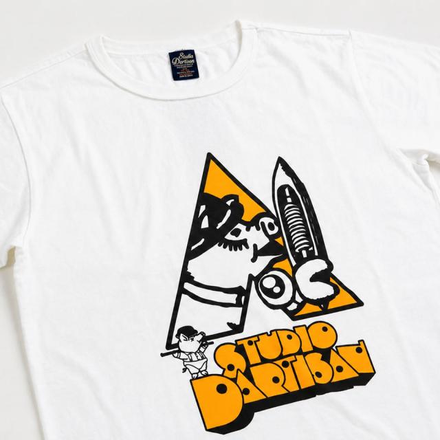 Tシャツ裾部分の丁寧なステッチワークと折り返し仕様のディテール