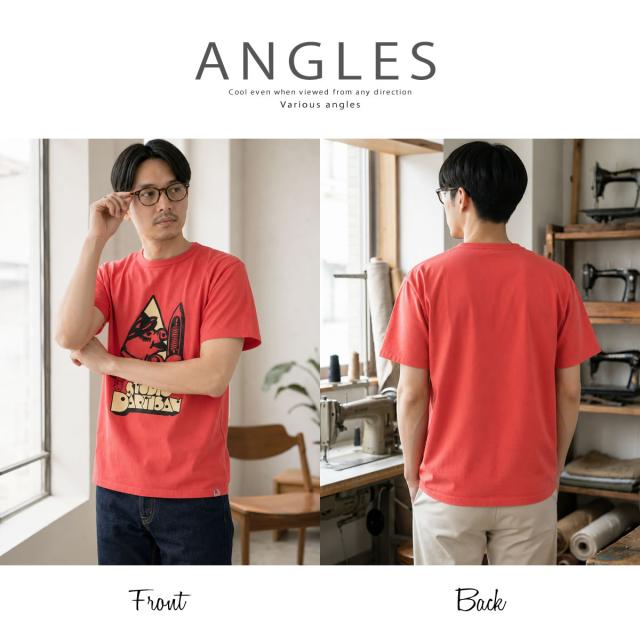 プリントTシャツを着用したモデルの横向きシルエット。程よくゆとりのあるサイズ感がわかる