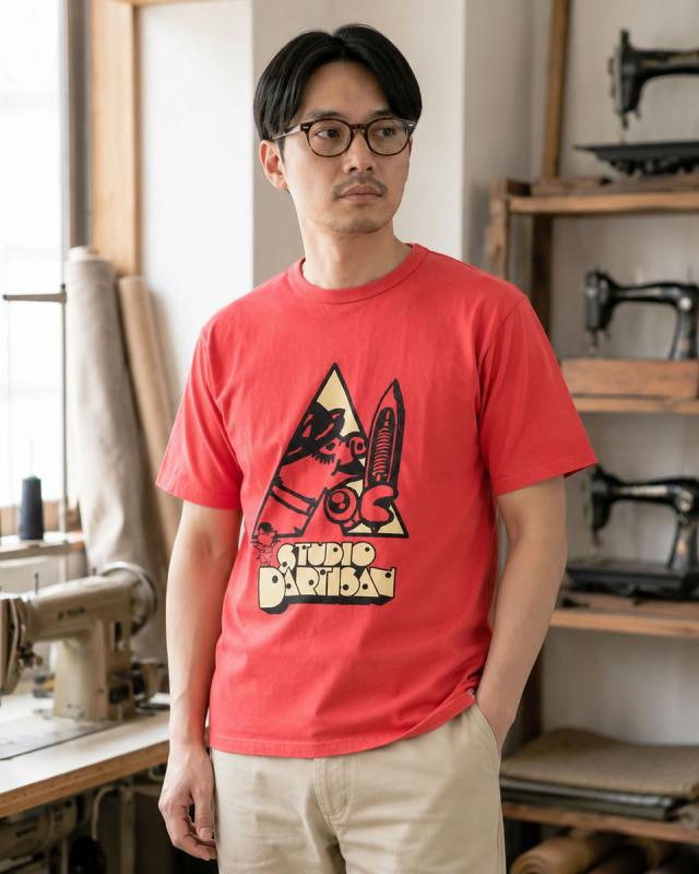Tシャツの胸元にプリントされた、宇宙服を着た豚のキャラクターデザインの拡大画像