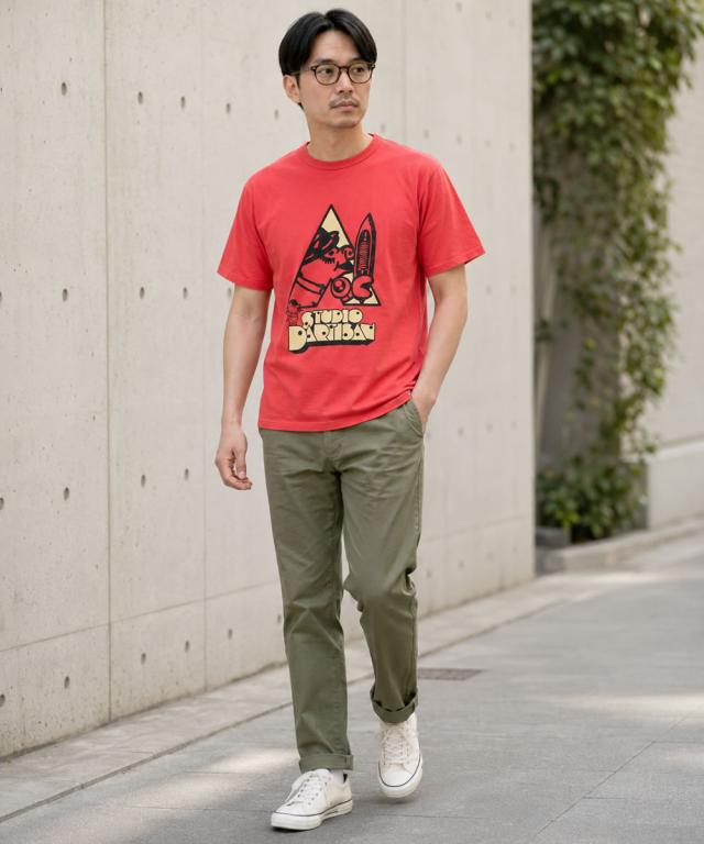 ホワイトのプリントTシャツの背面首元に施された、ブランドロゴのワンポイントプリント詳細