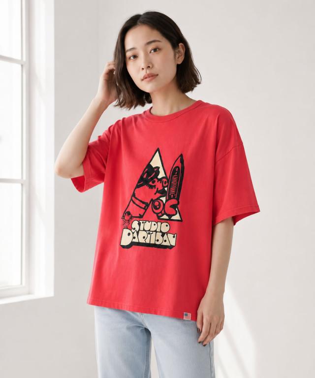 ブラックのプリントTシャツ(Mサイズ)を着用した男性モデルの正面バストアップ画像