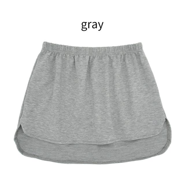 トップスの下に1枚プラスでオシャレなレイヤードコーデが完成