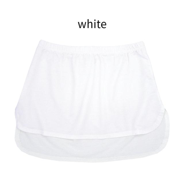 トップスの下に1枚プラスでオシャレなレイヤードコーデが完成