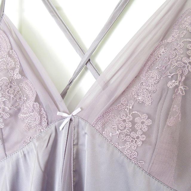 透け感と艶感がSEXYなAライン背中見せスリップ