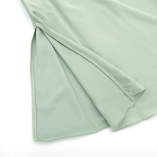 艶めくサテン セクシーなスリット入りシンプルスリップ