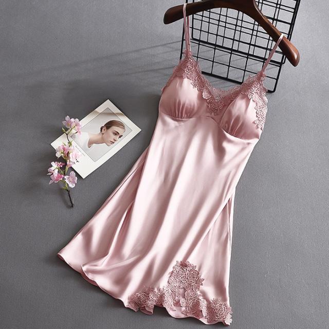 【送料無料】 エレガントなサテンスリップ