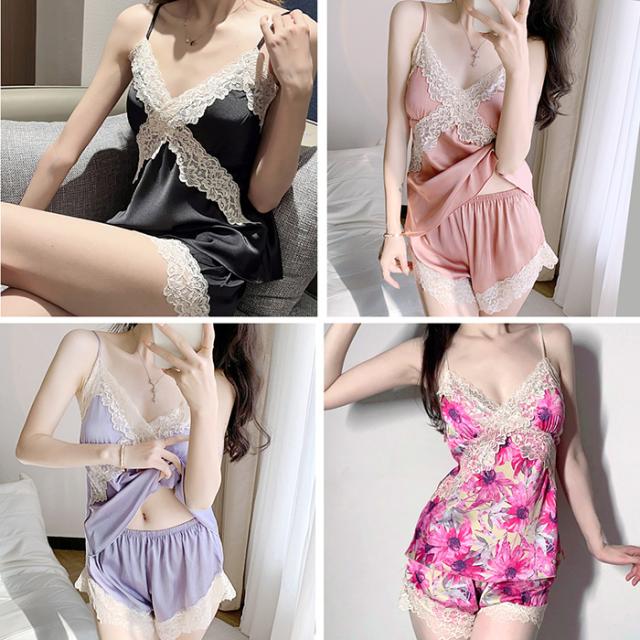 艶めくサテンのセクシーランジェリーセットアップ