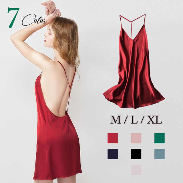 スリップを着た女性