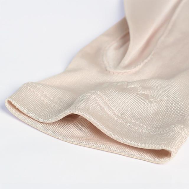 【送料無料】 潤いシルク100%の指先カットUV手袋