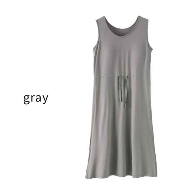 胸元安心！さらっと1枚で着られるパッド付きミディ丈ワンピ