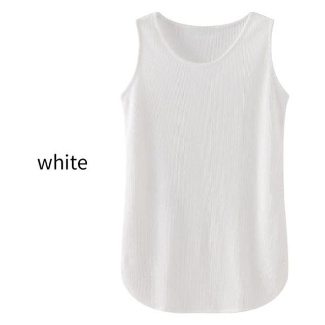 シンプルで着回し力抜群のロングタンクトップ