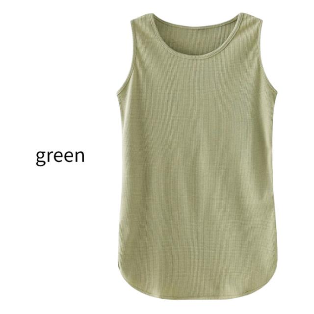 シンプルで着回し力抜群のロングタンクトップ